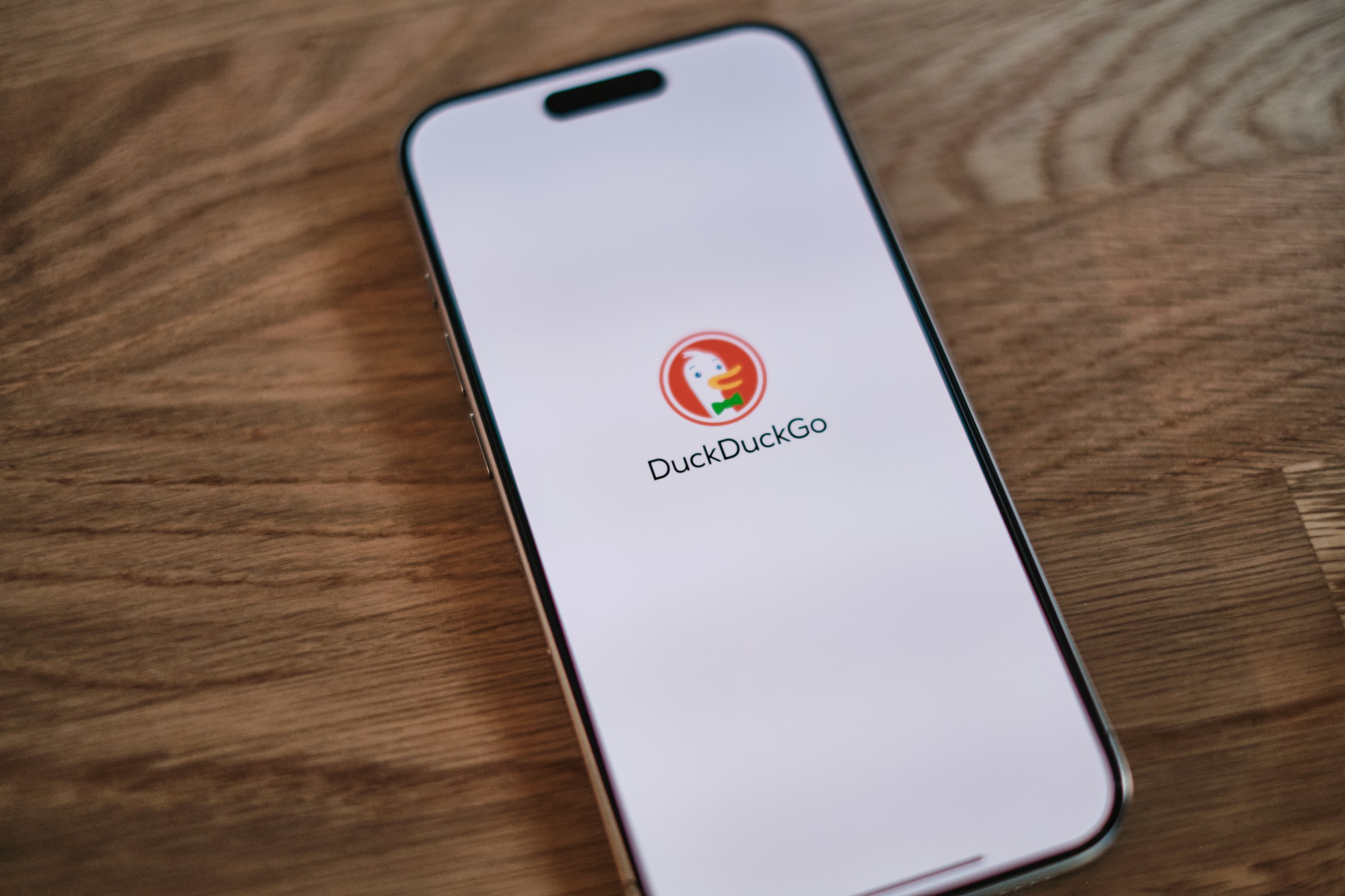 DuckDuckGo加入AI大战:订阅用户可免费访问基础模型,付费享进阶版